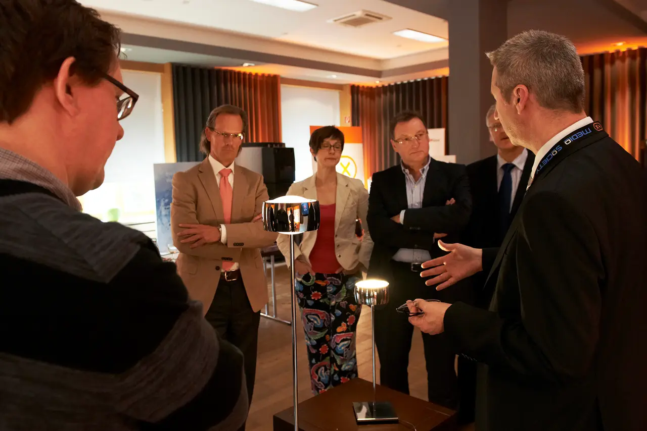 Two table lamps in the circle of jurors