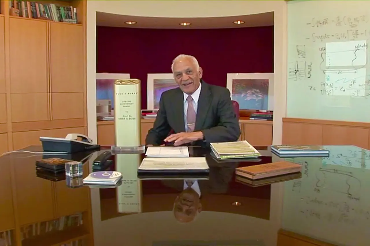 El profesor Amar G. Bose en su escritorio, con el trofeo «Lifetime Achievement Award» delante