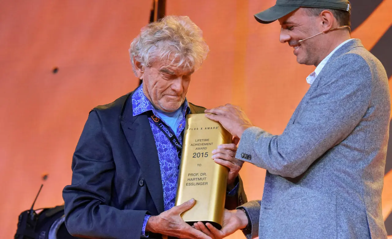 Prof. Hartmut Esslinger nimmt auf der Bühne die goldene Trophäe für das Lebenswerk 2015 entgegen