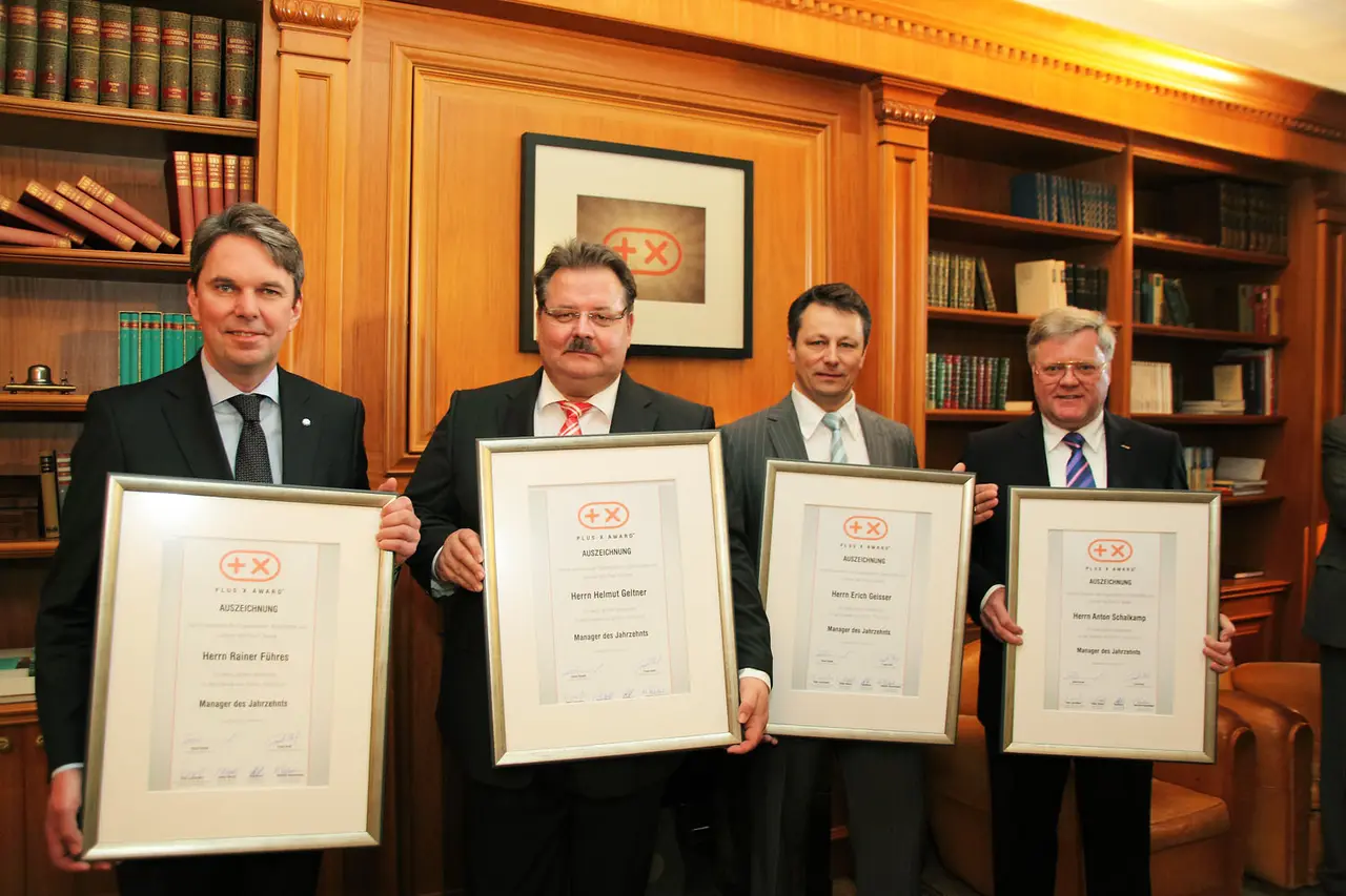 Rainer Führes, Helmut Geltner, Erich Geisser und Anton Schalkamp (v. l.) mit ihren Urkunden „Manager des Jahrzehnts“