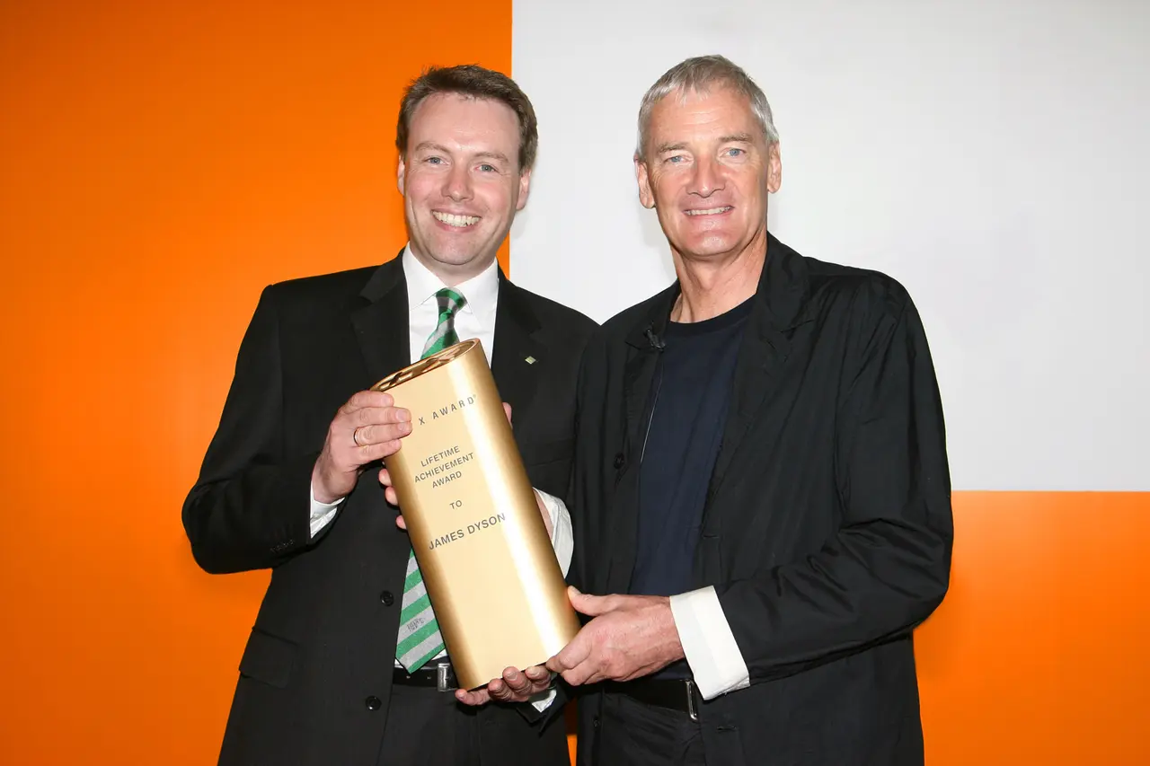Entrega del trofeo «Lifetime Achievement Award» a Sir James Dyson en 2007