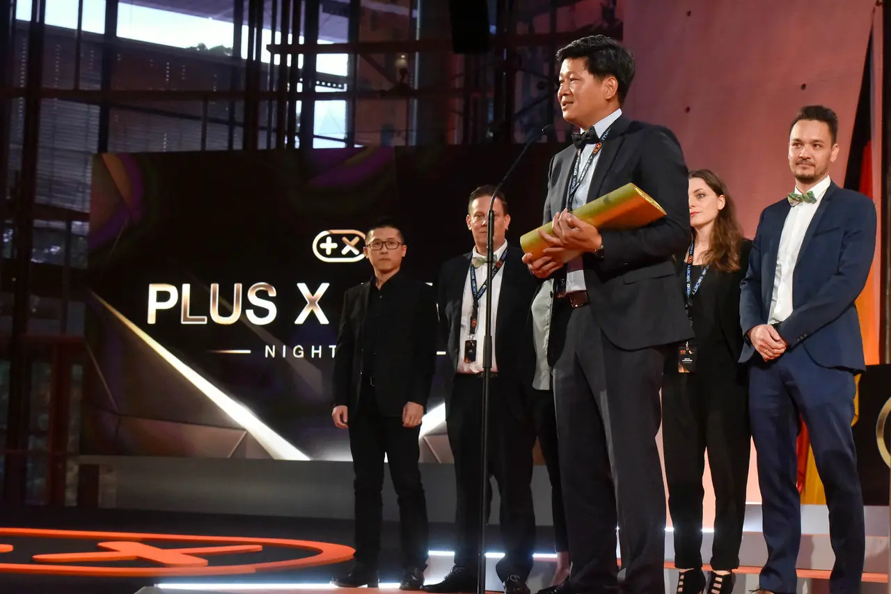 Das Designteam von Braun nimmt auf der Bühne der Plus X Award Night die Sonderauszeichnung entgegen