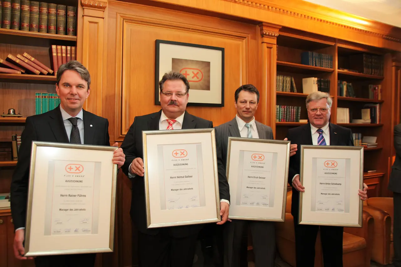 Rainer Führes, Helmut Geltner, Erich Geisser und Anton Schalkamp (v. l.) mit ihren Urkunden „Manager des Jahrzehnts“