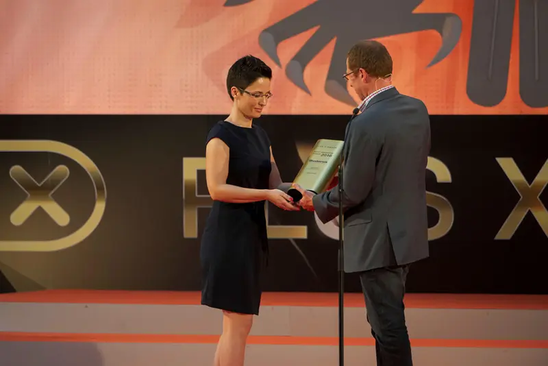 Übergabe der Auszeichnung an Buderus auf der Bühne der Plus X Award Night