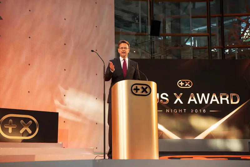 Jürgen Imandt spricht am Rednerpult der Plus X Award Night 2016