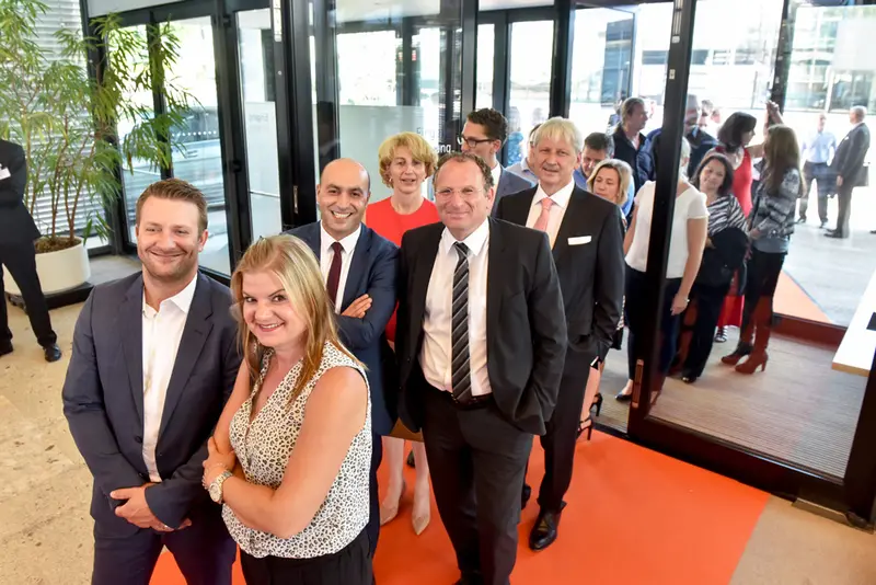 Gäste der Plus X Award Night posieren im Eingangsbereich für ein Gruppenfoto
