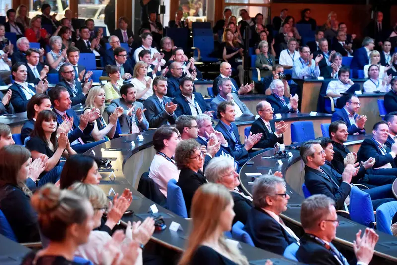 Applaudierendes Publikum im Saal der Plus X Award Night