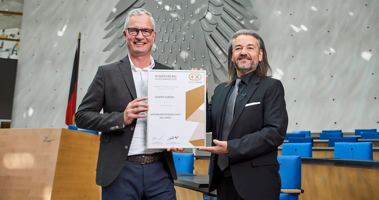 Gunter Kürten mit der Urkunde „Unternehmerpersönlichkeit des Jahres“ des Plus X Award 2018