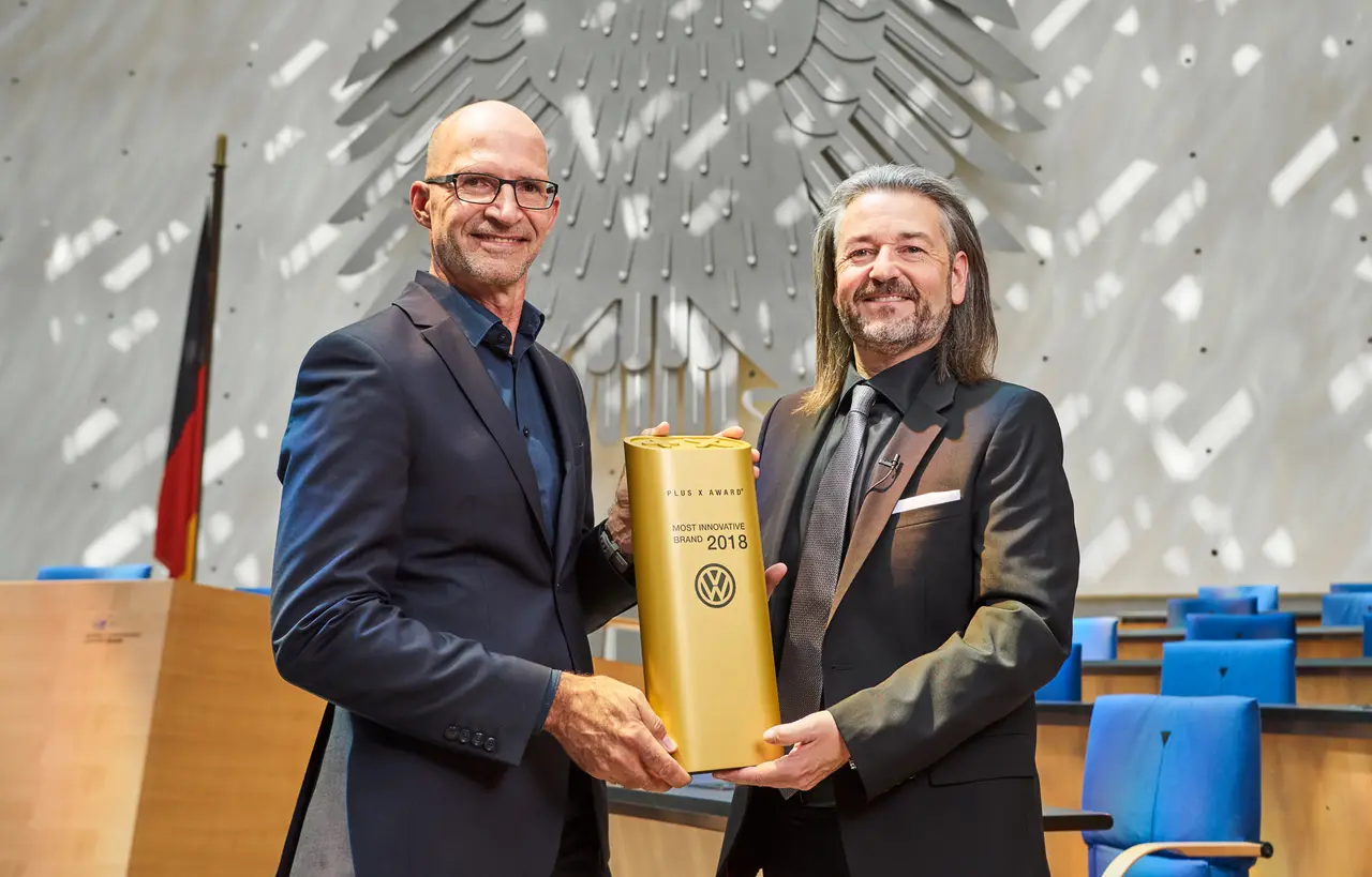 Uitreiking van de trofee ‘Most Innovative Brand 2018’ aan Volkswagen voor de federale adelaar
