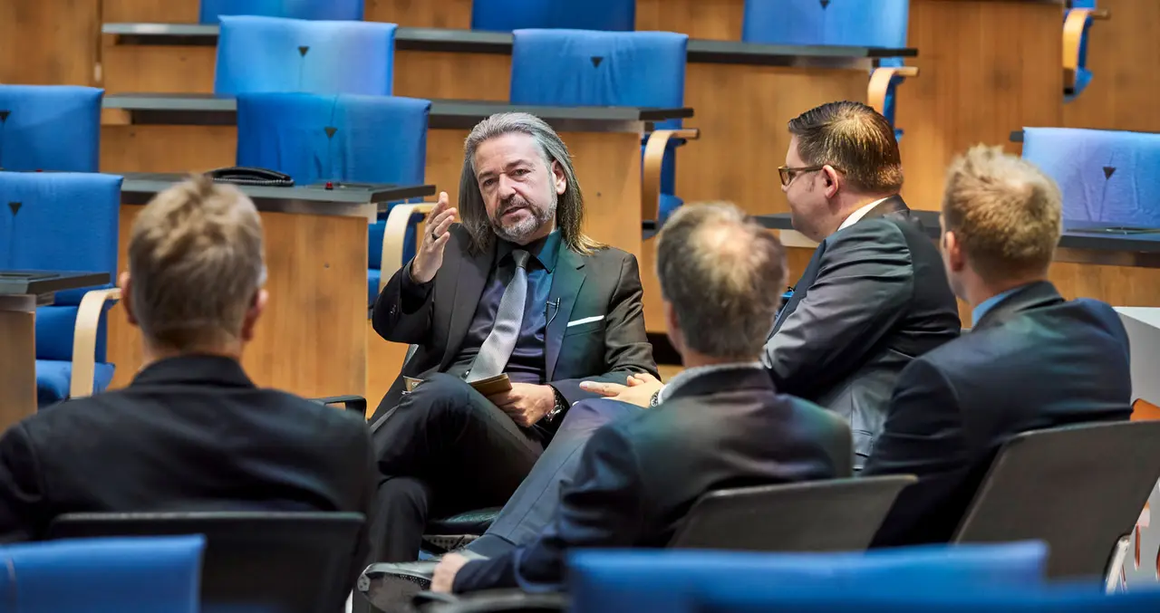 Plus X Award-voorzitter Donat Brandt in gesprek met beslissers uit de industrie in de voormalige plenaire zaal in Bonn