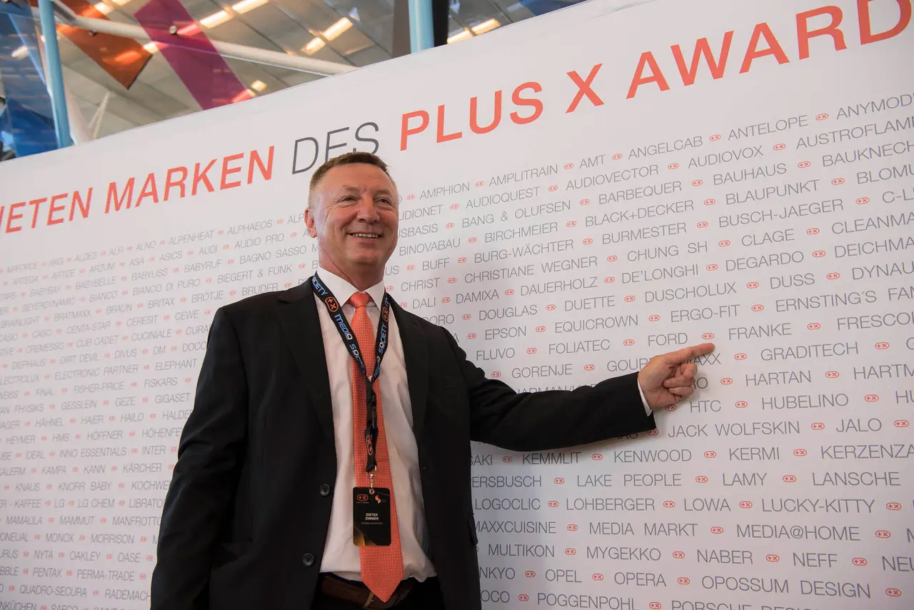 Ein Gast zeigt auf seine Marke an der Wand der ausgezeichneten Marken