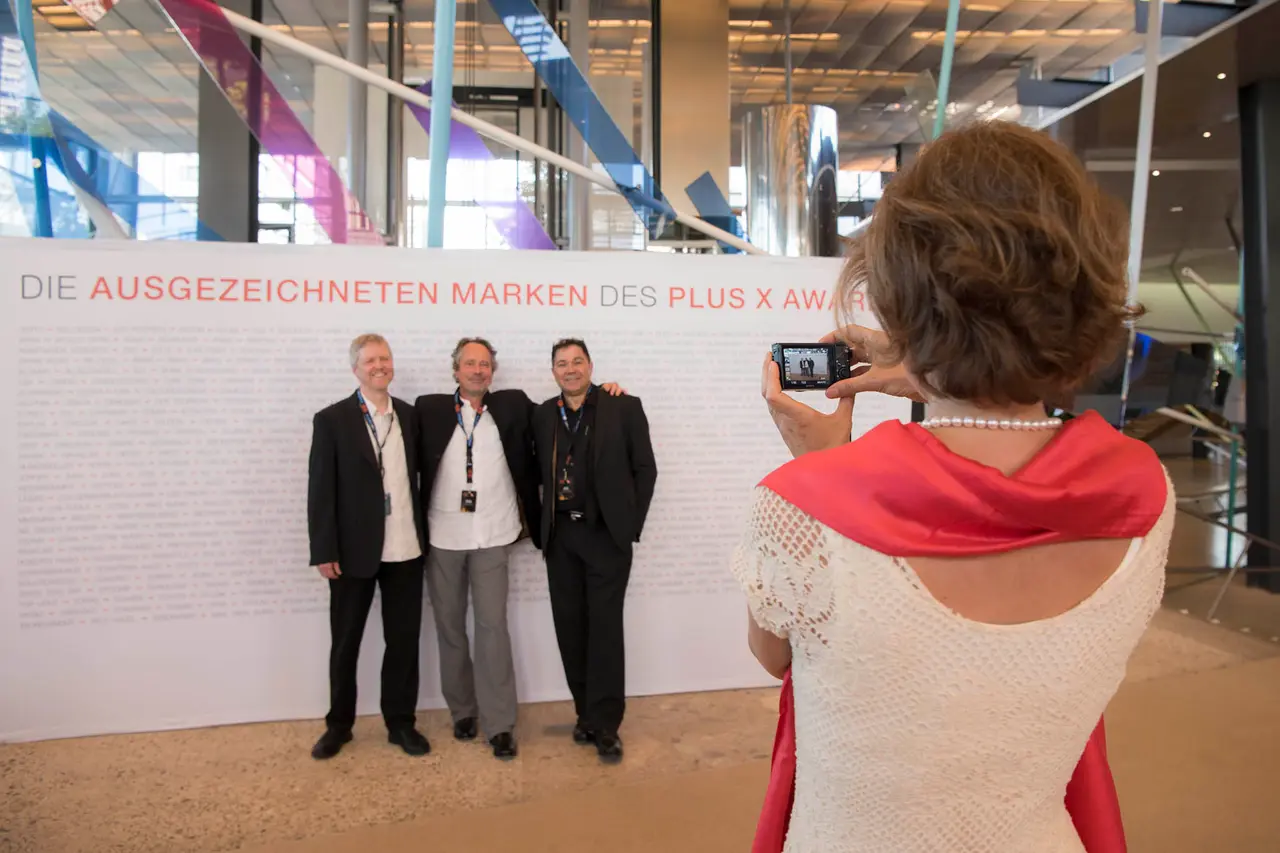 Fotos vor der Wand der ausgezeichneten Marken