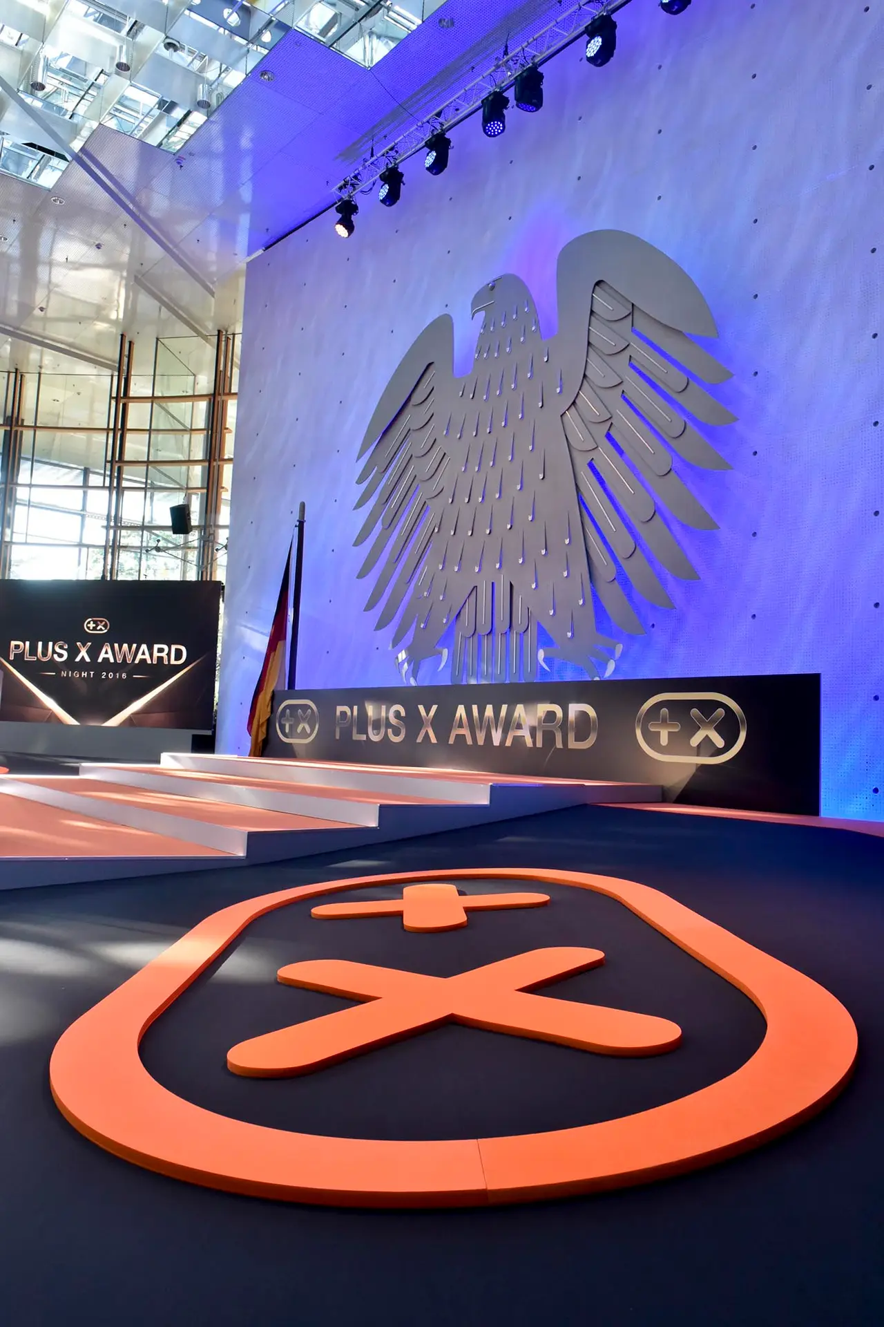 Die Bühne vor dem Bundesadler, davor das Plus-X-Zeichen auf dem Boden