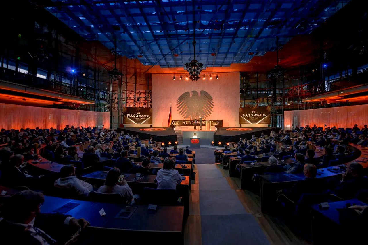 Der Saal im blauen Licht