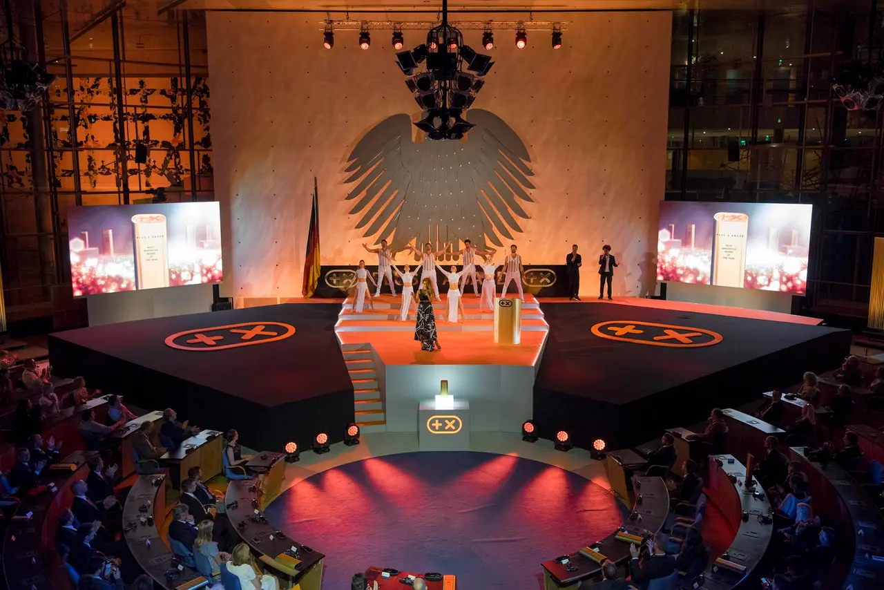 Die Bühne von oben, der Bundesadler im Hintergrund