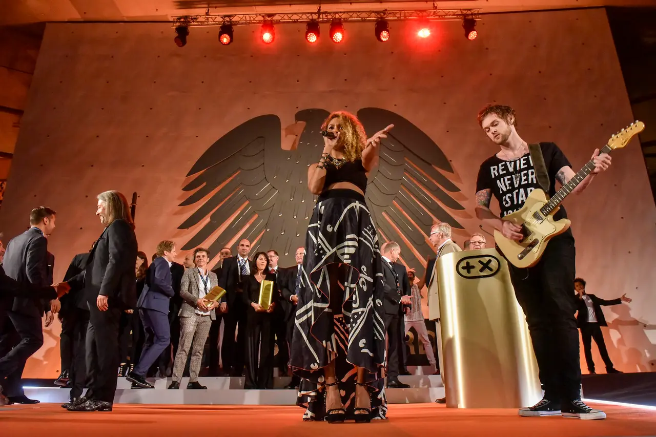 Die Band vor dem Bundesadler