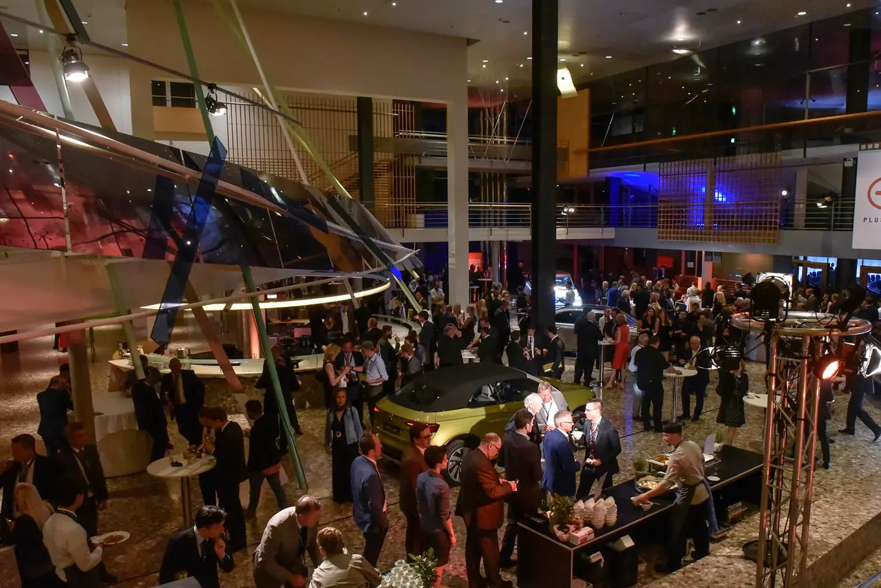 Blick von oben ins Foyer