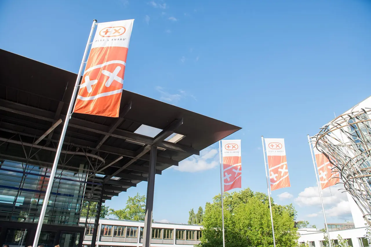 Die Fahnenreihe vor dem Gebäude