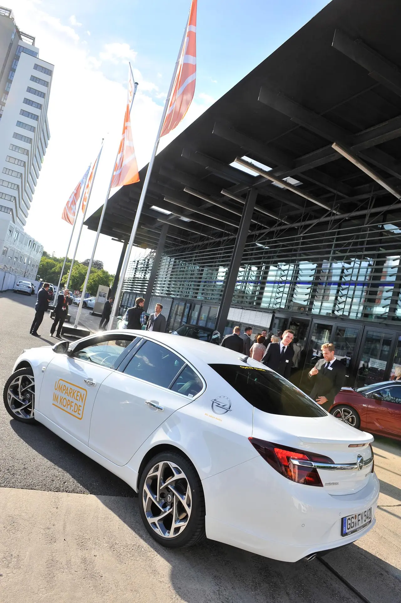 Ein Fahrzeug vor dem Eingang