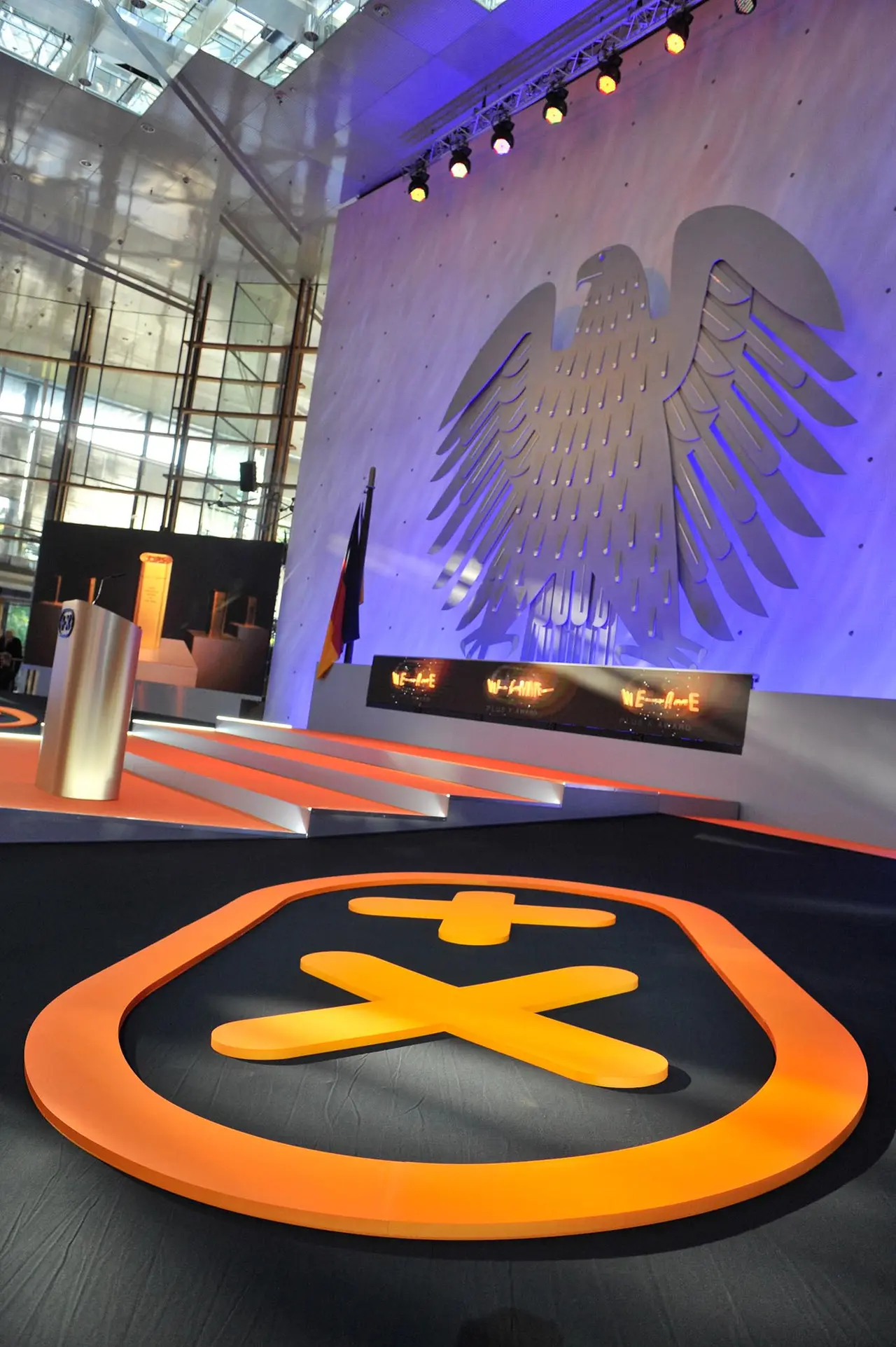 Die Bühne mit dem Plus-X-Zeichen auf dem Boden