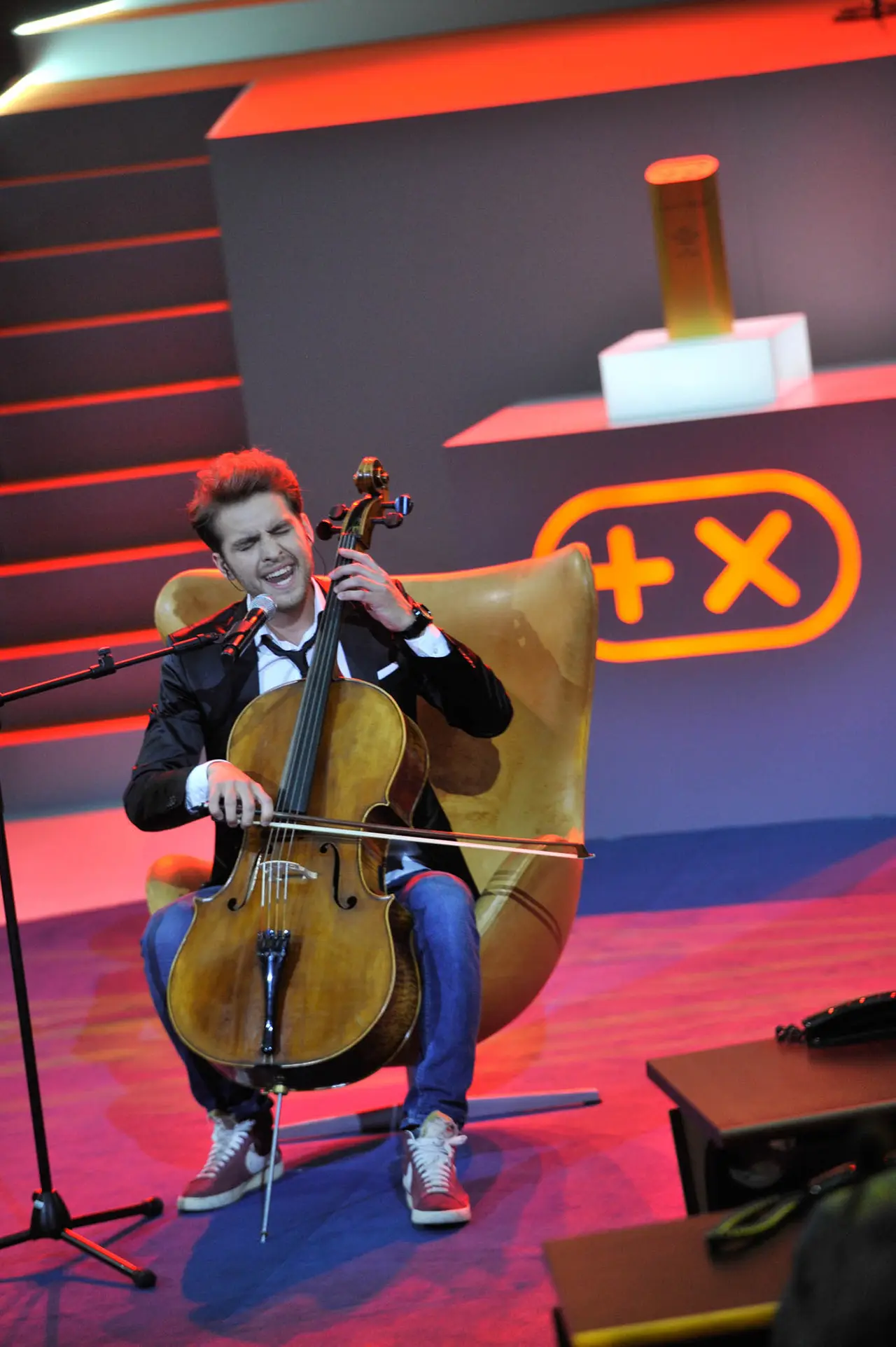 Ein Cellist spielt vor dem Bundesadler