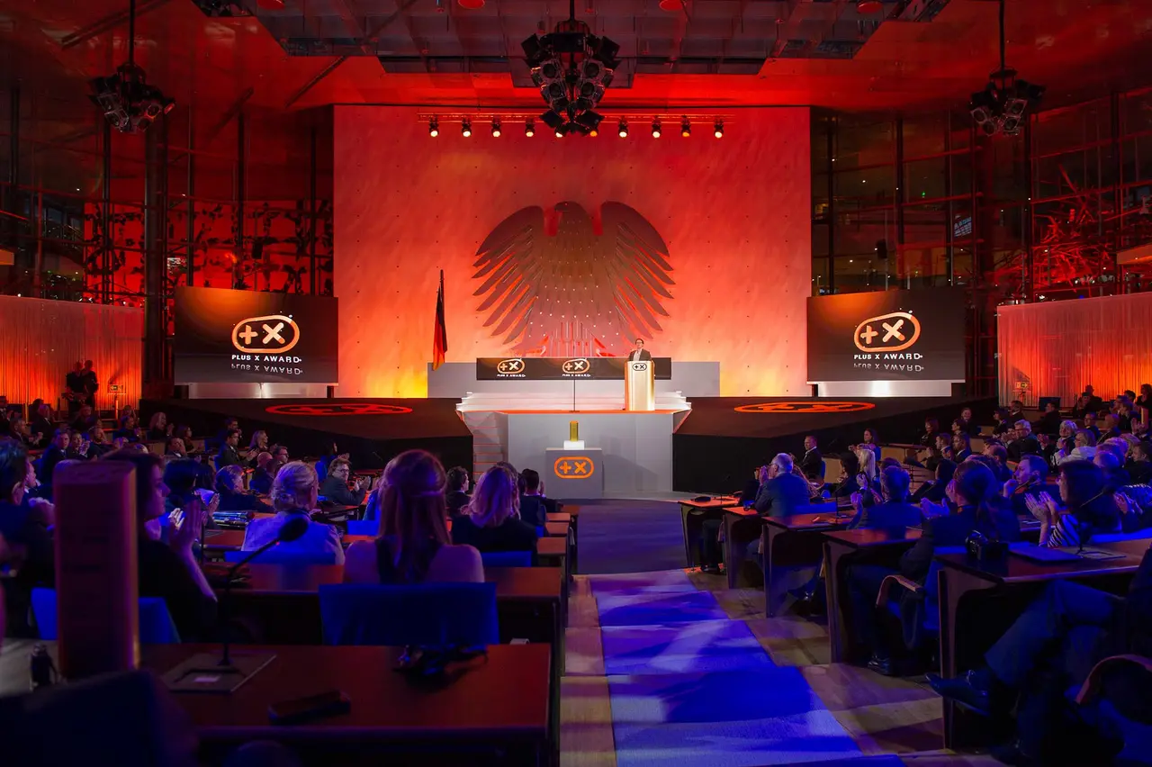 Der Saal im roten Licht