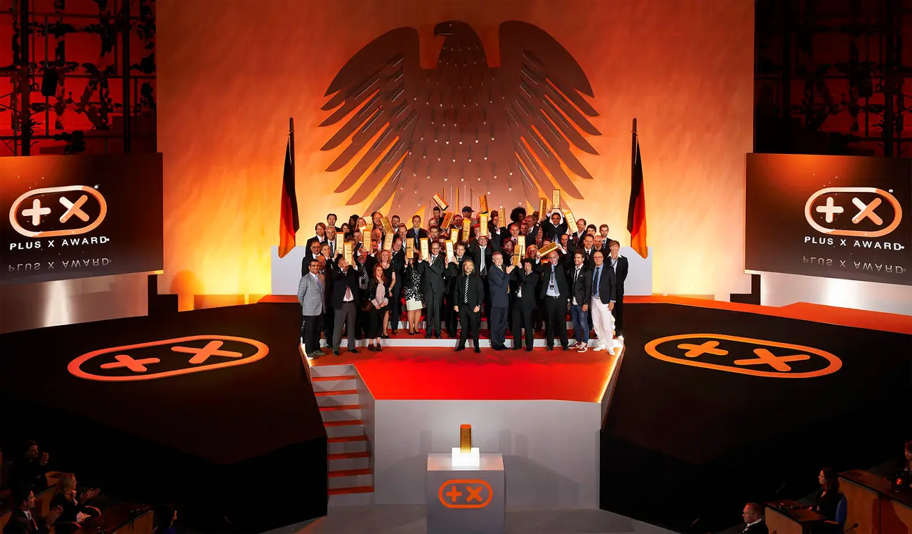 Das Gruppenbild auf der Bühne, der Bundesadler dahinter