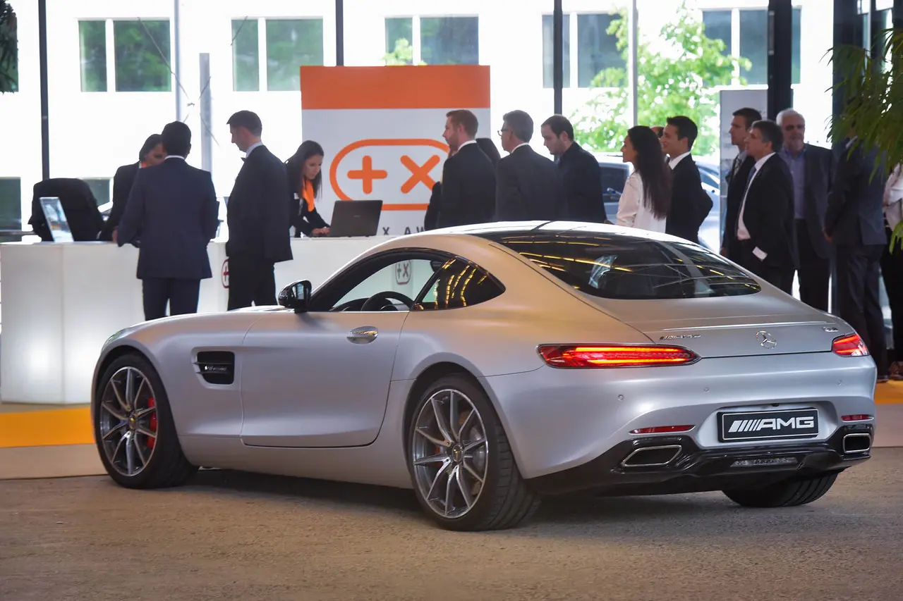 Ein Sportwagen im Foyer