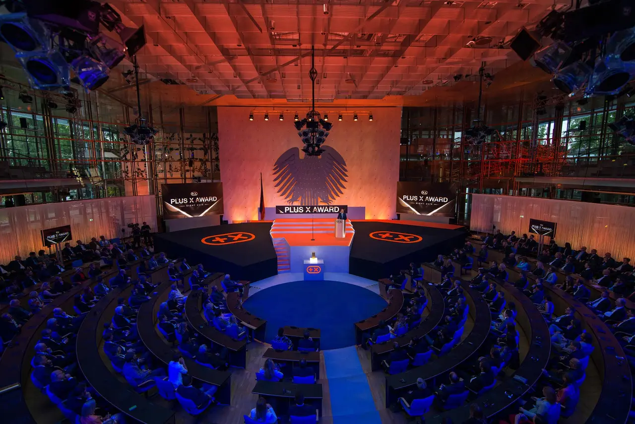 Der Saal im blauen Licht, die Bühne vor dem Bundesadler