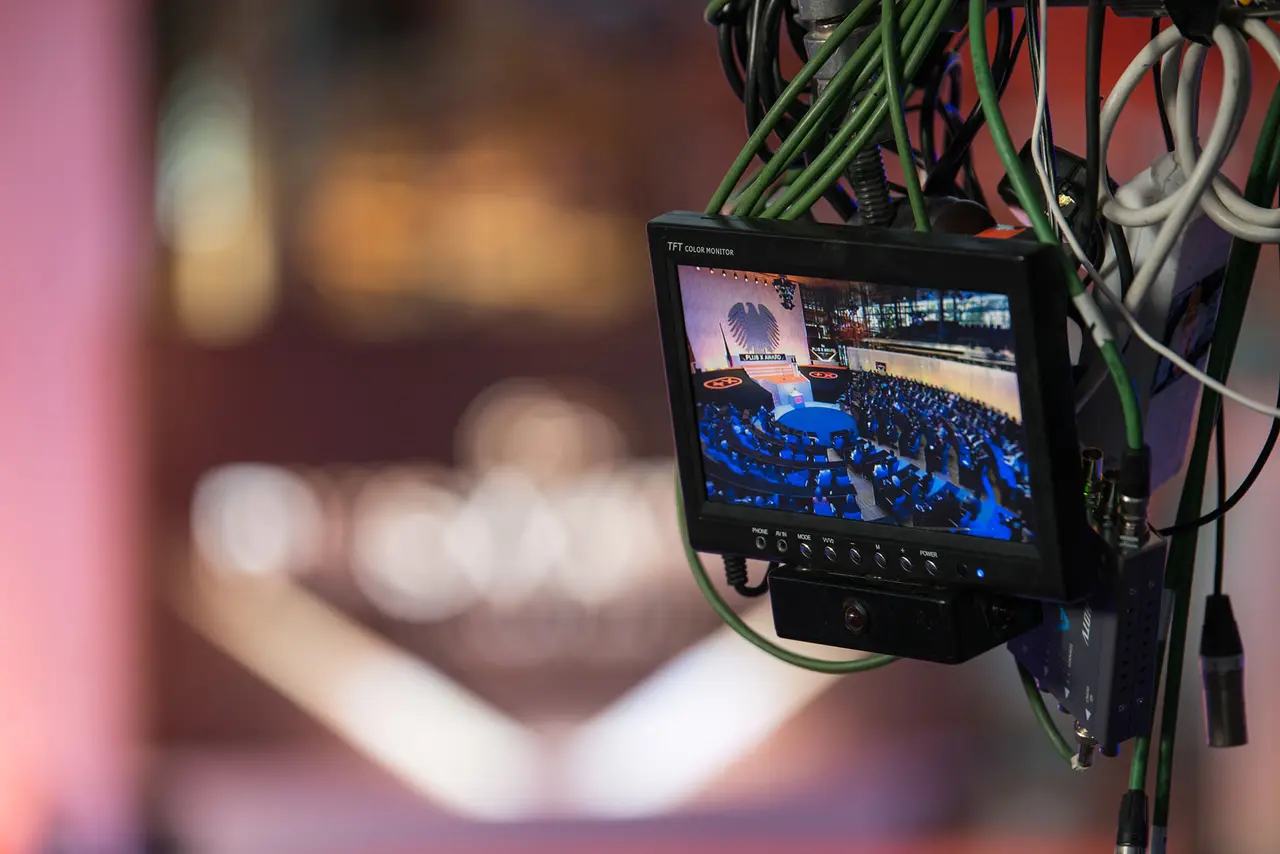 Der Regiemonitor mit Blick auf die Bühne