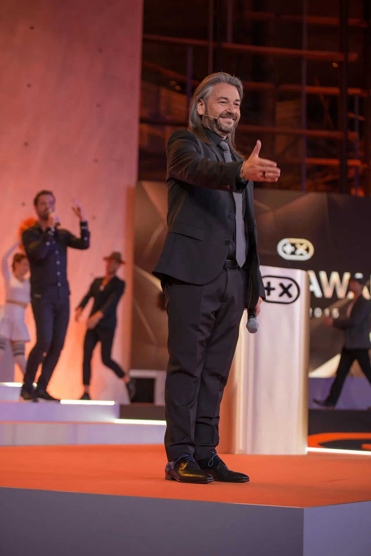 Der Moderator vor dem Publikum