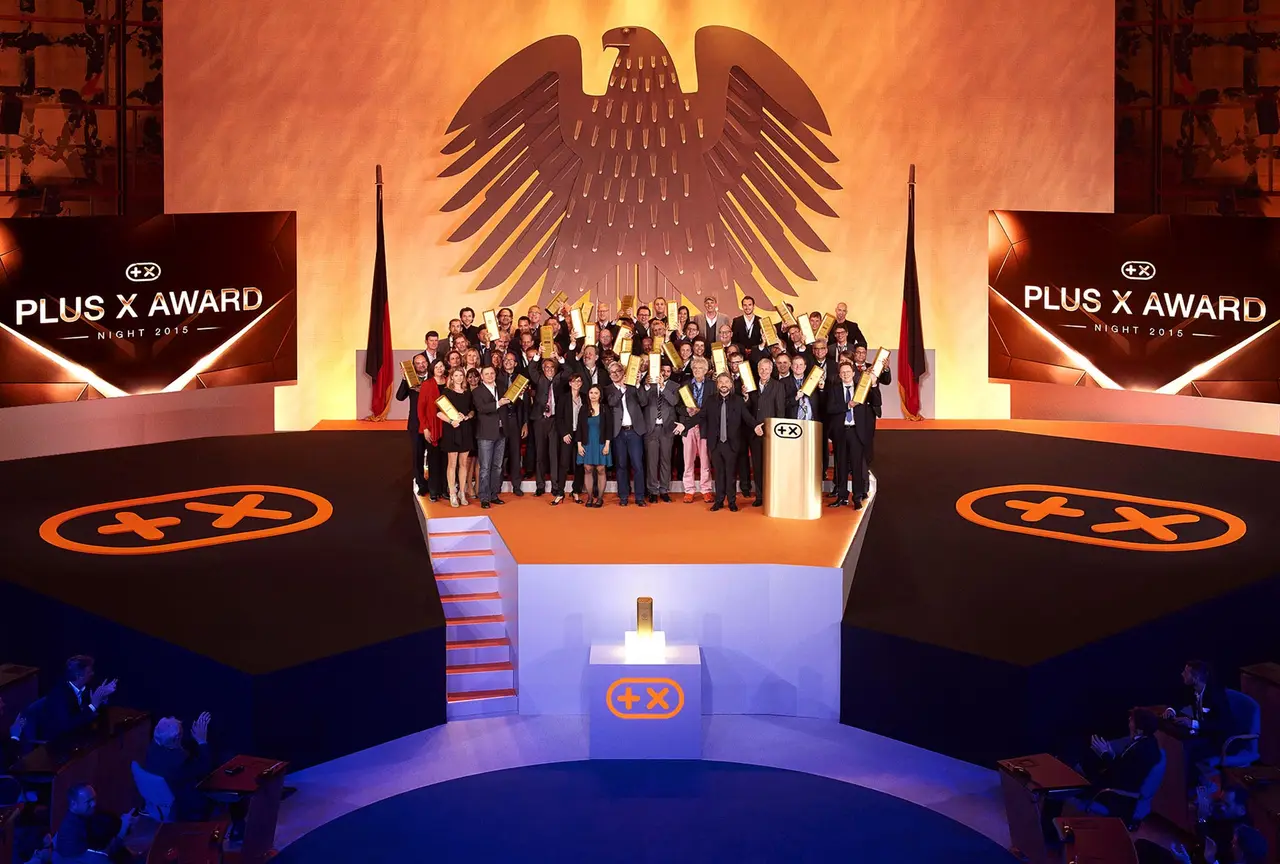 Das Gruppenbild aller Preisträger vor dem Bundesadler