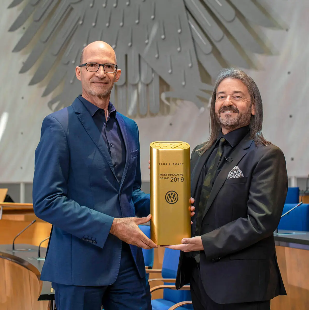 Übergabe der Trophäe „Most Innovative Brand 2019“ an Volkswagen vor dem Bundesadler in Bonn