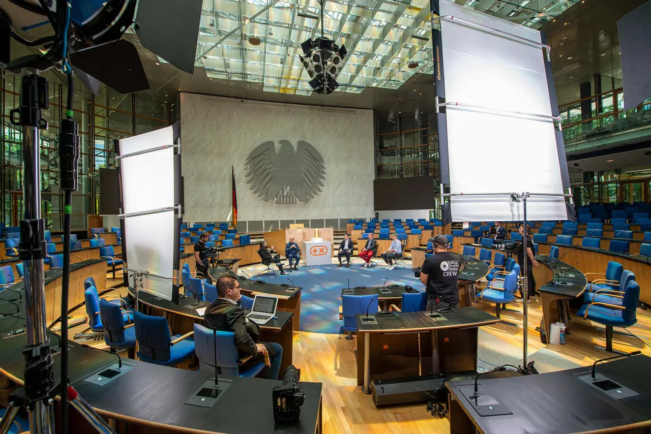Blick hinter die Kulissen: TV-Team mit Kameras und Licht zeichnet eine Talkrunde im ehemaligen Plenarsaal in Bonn auf