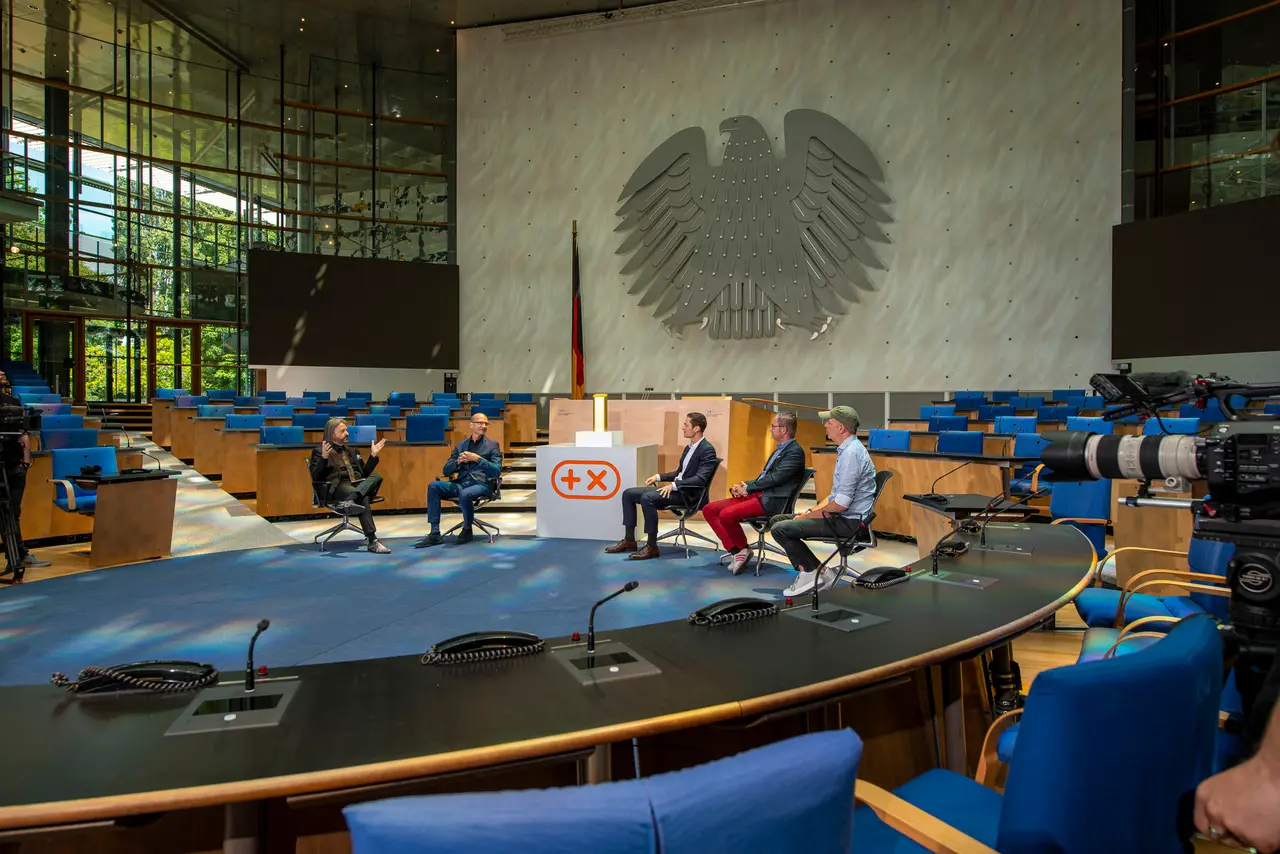 Der Rundtisch des Saals, von der Bühne aus