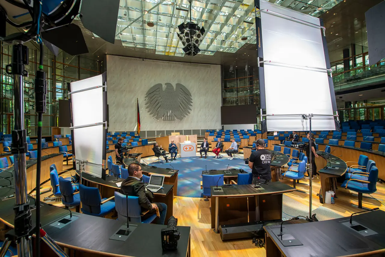 Aufbau: Kameras, Leinwände und Scheinwerfer im Saal