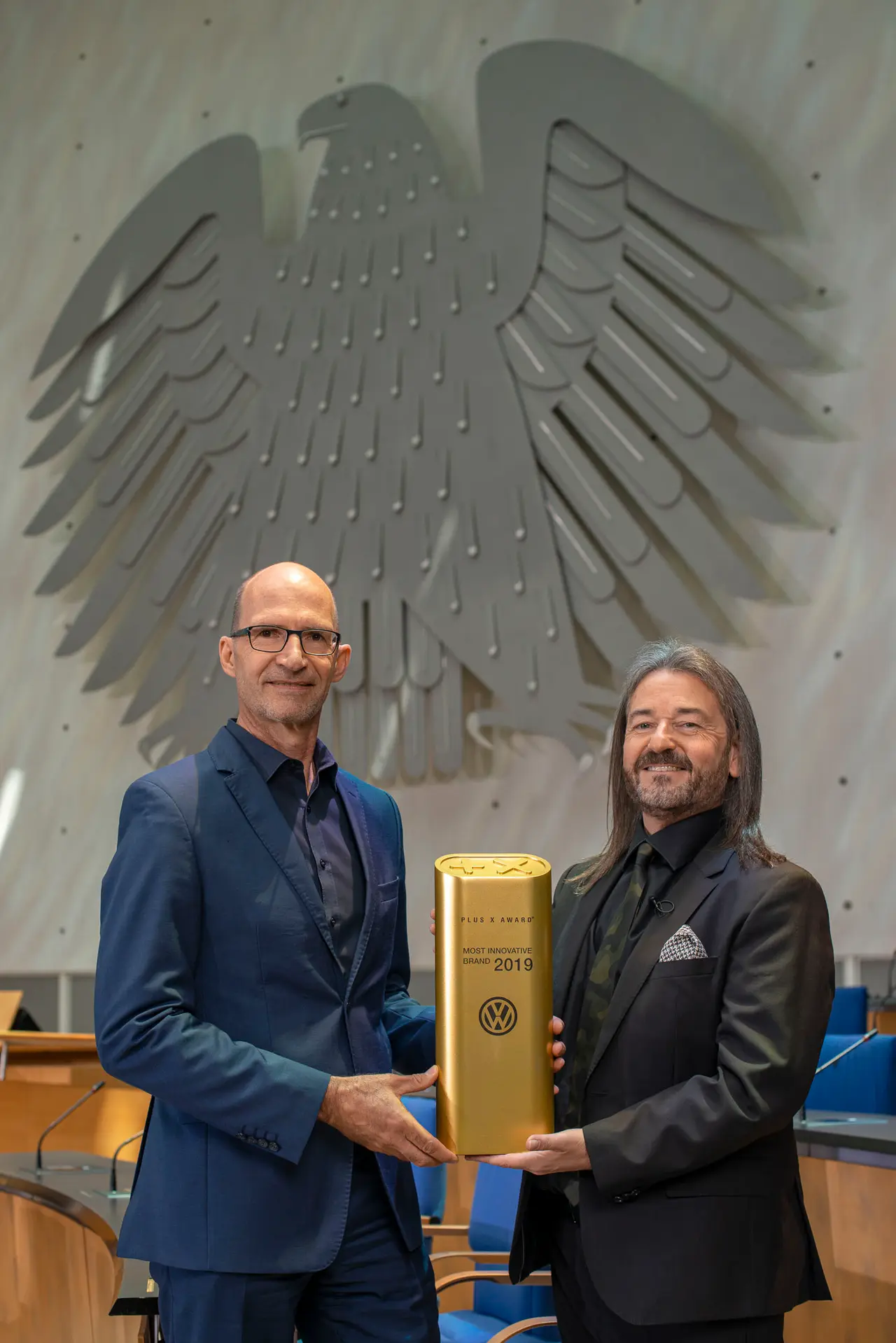 Übergabe vor dem Bundesadler
