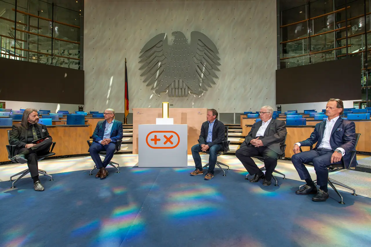 Podium vor dem Plus-X-Zeichen