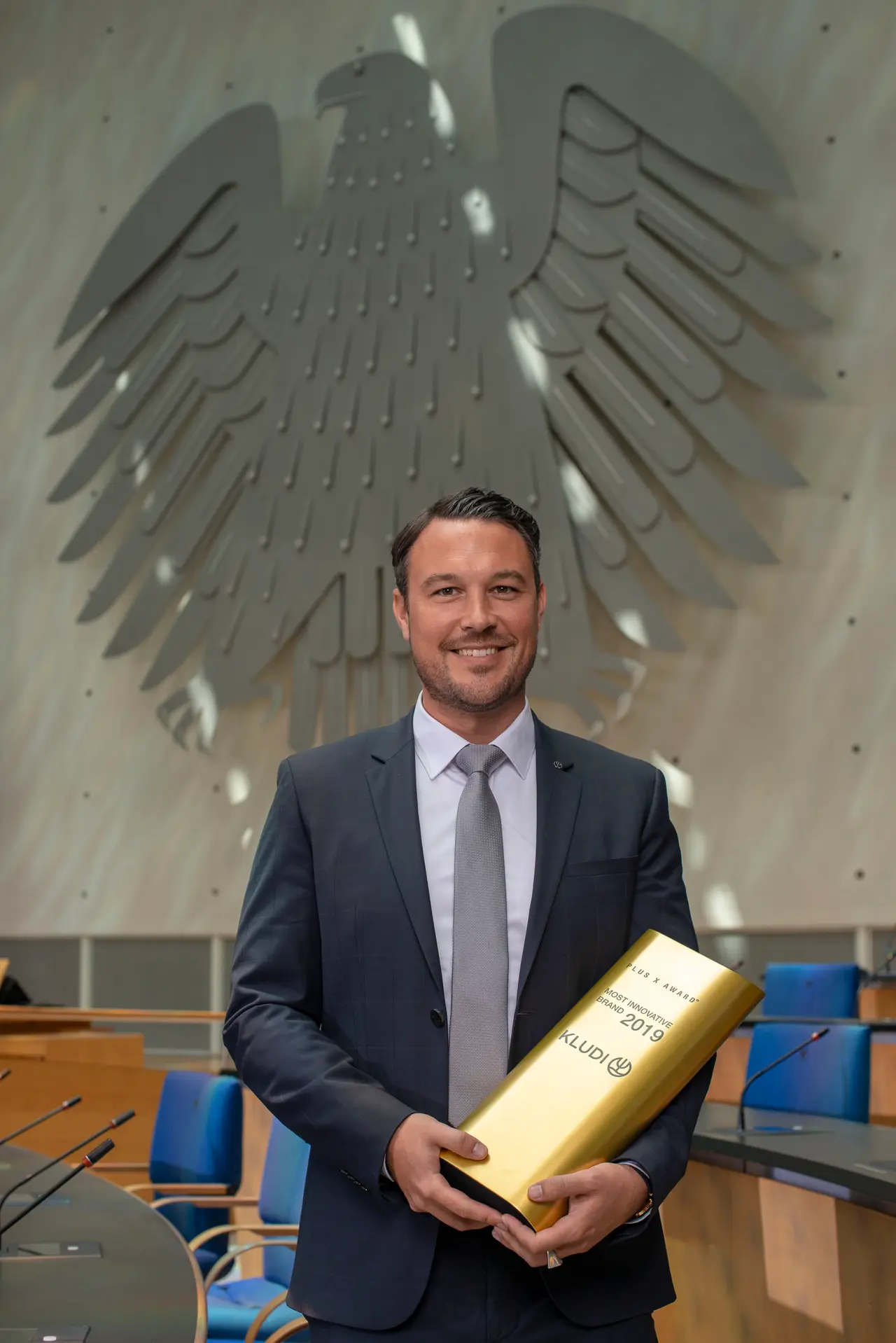 Ein Preisträger mit der goldenen Auszeichnung