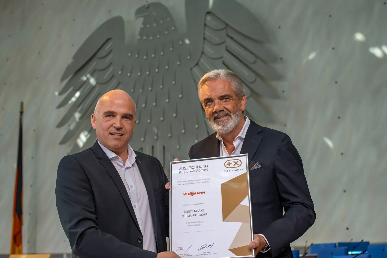 Übergabe der Urkunde