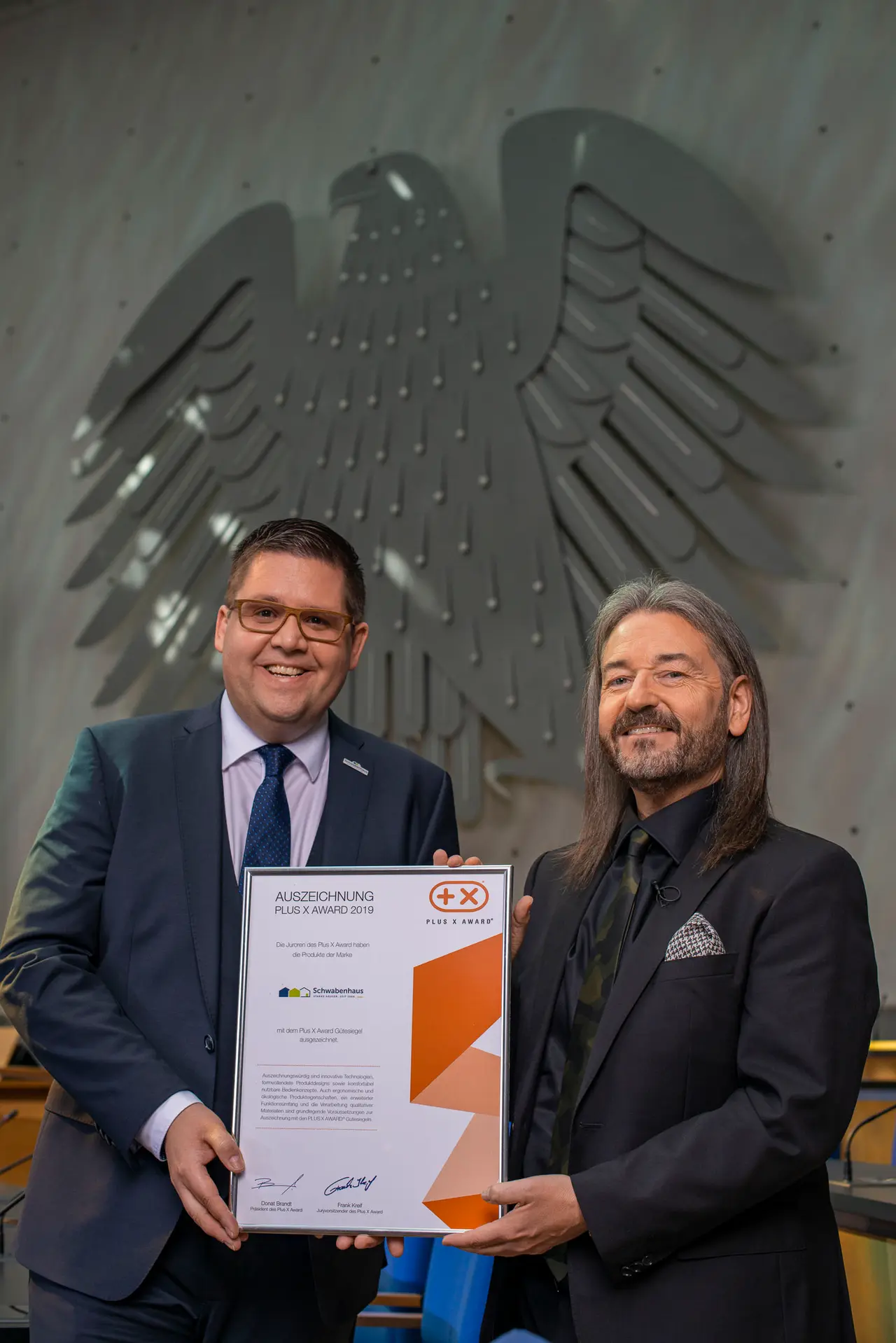 Preisträger mit ihrer Urkunde