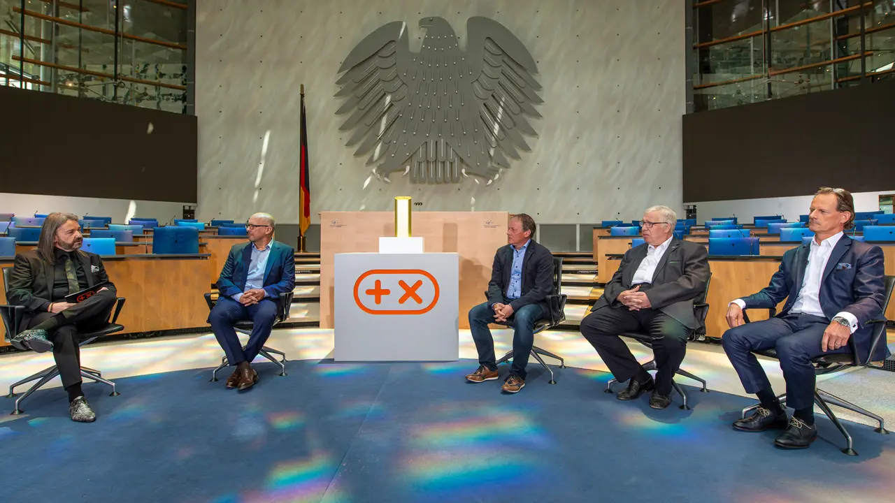 Die Gesprächsrunde vor dem Bundesadler