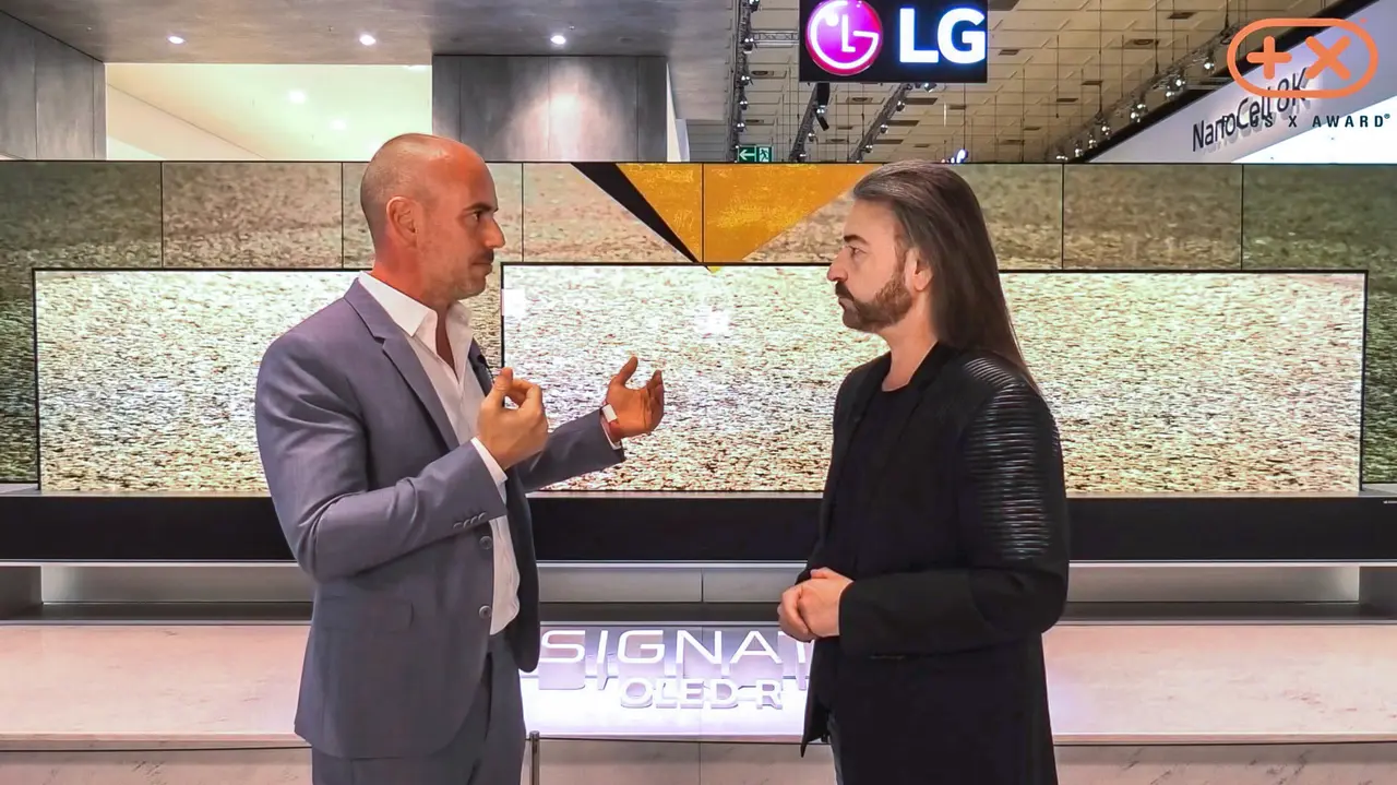Merlin Wulf von LG im Interview mit Donat Brandt vor dem aufrollbaren Fernseher LG Signature OLED R