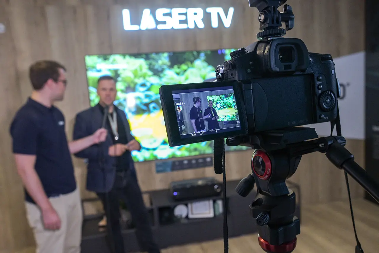 Ein Fernseher wird vor laufender Kamera erklärt