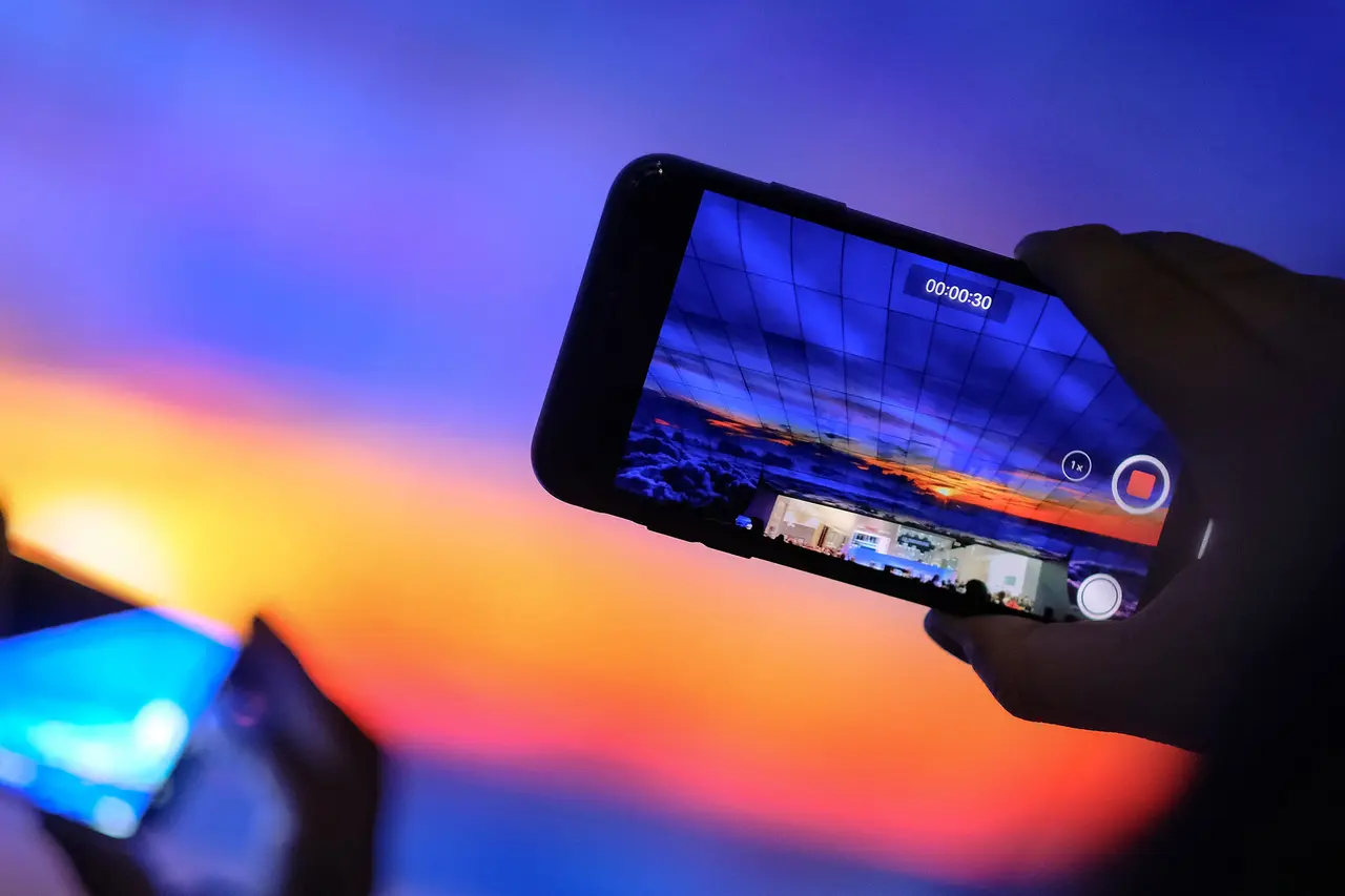 Ein Handy filmt die Lichtinstallation