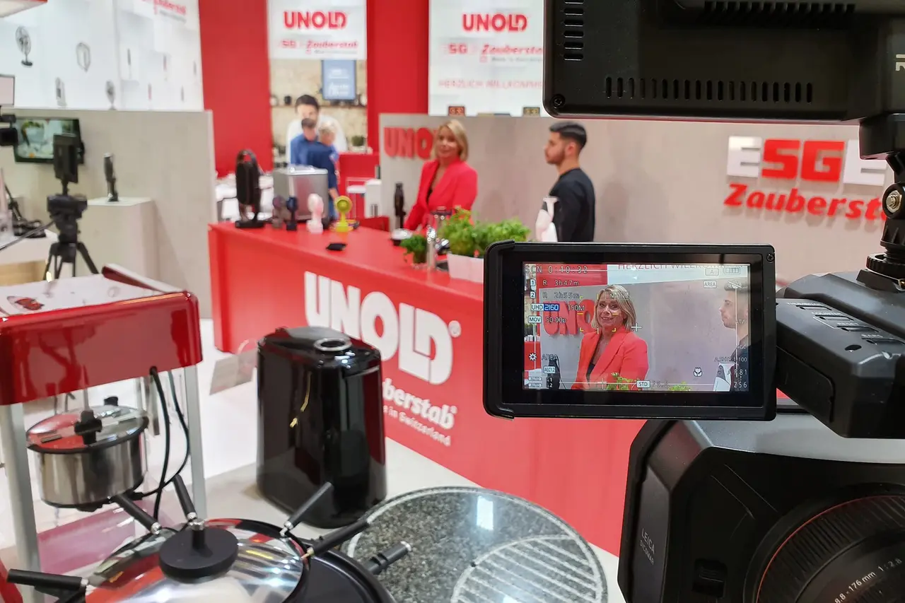 TV-Dreharbeiten am Messestand von Unold, der Kameramonitor zeigt eine Interviewpartnerin