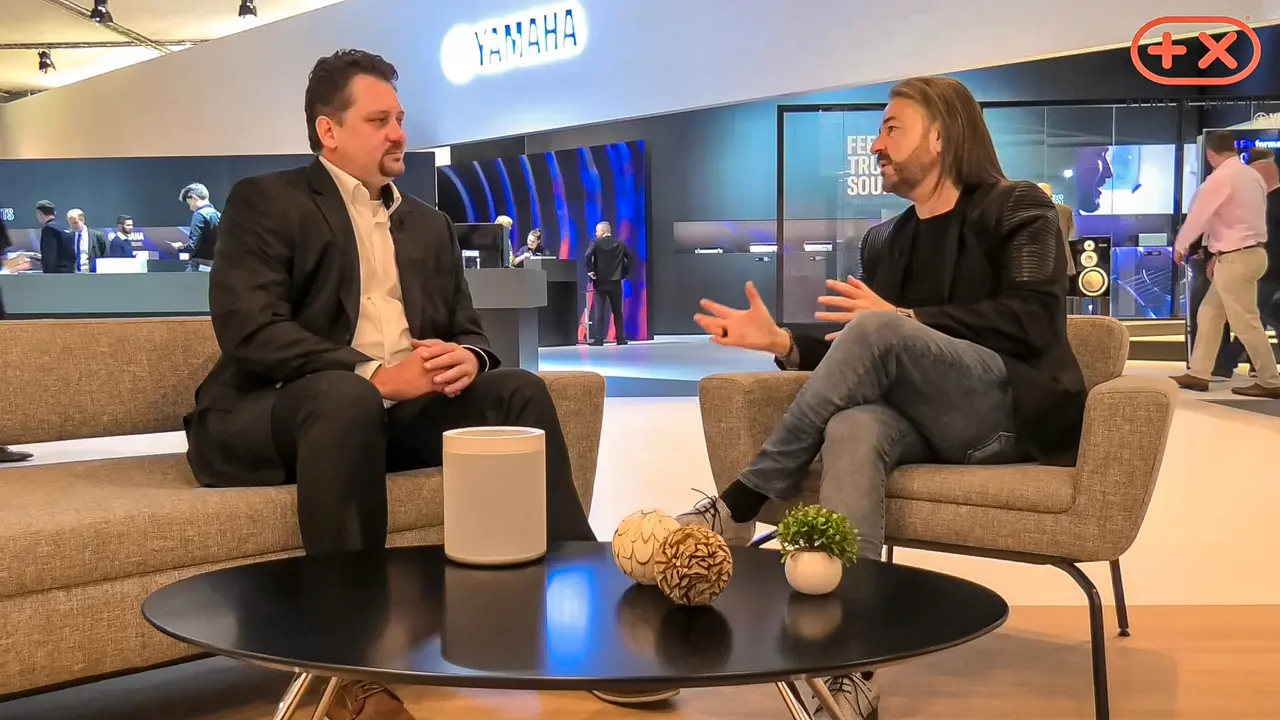 Interview mit Björn von Bredow in der Sitzecke des Yamaha-Messestands