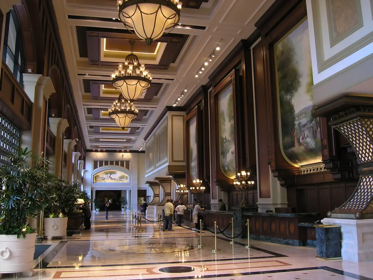 Prachtvolle Hotellobby mit Kronleuchtern, Marmorboden und Wandgemälden