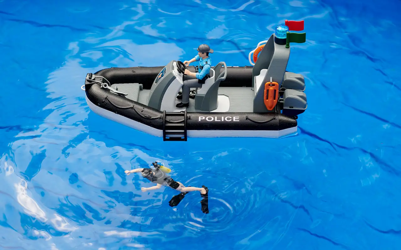 BRUDER bworld Polizei Schlauchboot mit Polizist, Taucher und Zubehör