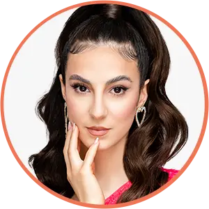 Porträt von Elif Sima, Content Creator und Mitglied der Jury des Plus X Award Cosmetics